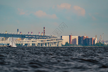 在高速公路 散装海岛 建筑起重机 火力发电厂的管子背景的航行游艇奢华不动产景观项目运输支撑财产海岸地面城市图片