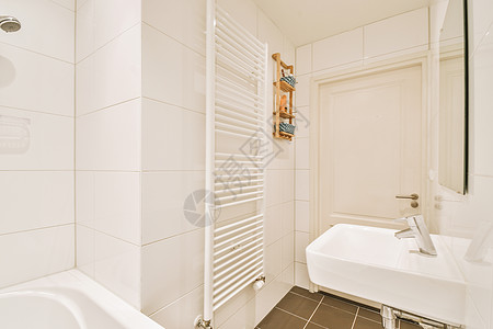 淋浴小屋附近的Sinks和浴缸建筑学水平卫生白色玻璃住宅龙头反射卫生间镜子图片