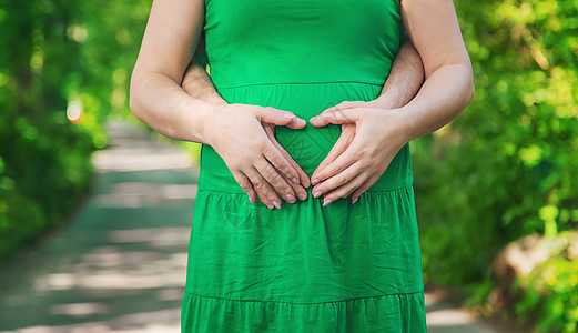 怀孕女人和男人 有选择的焦点身体腹部家庭婴儿丈夫妈妈成人肚子男性爸爸图片