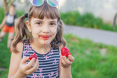 孩子夏天会吃草莓 有选择的专注点浆果微笑营养女性小吃食物水果女孩饮食甜点图片