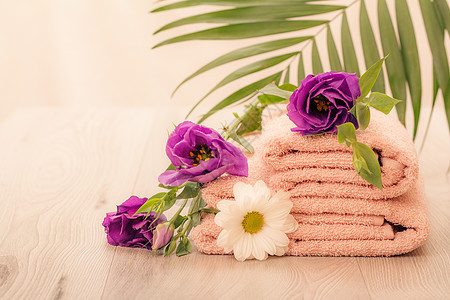 堆叠在木板上花朵的软毛巾淋浴织物洗衣店温泉棉布材料纺织品浴室身体玫瑰图片