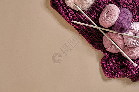 一组彩色的线条球和蜜蜂背景上的针织针衣服纺织品棉布爱好缝纫纤维羊毛钩针线圈编织图片