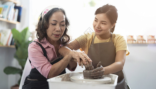 高年级教授年轻的亚洲女性陶器 Clay模特艺术品艺术工具工作室艺术家勺子黏土工作手工工艺图片