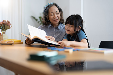 孙女孙女外婆奶奶在读书 年长女孩 亚洲人孩子祖母成人故事女士退休快乐孙子孩子们老年图片