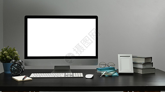 黑桌上有白色显示器 闹钟 家俱和图片框的模拟计算机 Pc图片