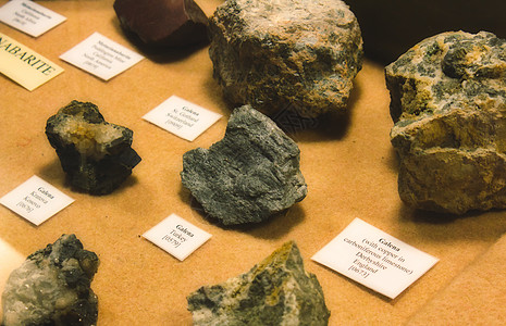 作为地质矿物展览的一部分展示的加耶纳宝石收藏品 6月7日图片