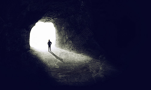 寻找光线 有人从暗隧道中找到出口的一张照片图片