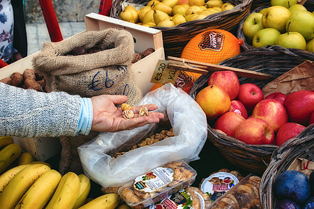 市场销售商车 菜篮和袋中水果各异图片