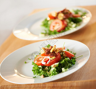 营养餐 美味的沙拉 在白色盘子上安排图片