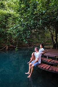 泰国红树林因在 Krabi 泰国河划皮艇而受欢迎 年轻的亚洲女人和欧洲男人在湖边环境蓝色气候雨林帽子冒险热带雨林旅游旅行阳光图片
