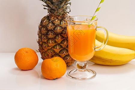 白色背景的新鲜热带水果和果汁杯子玻璃饮料食物小吃团体营养菠萝叶子青菜甜点图片