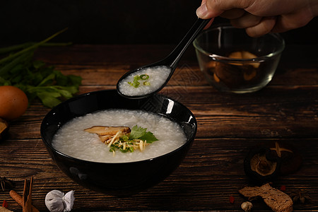 营养大米粥 配有蘑菇 切姜 小菜炒瓜和早餐或轻饭的软煮蛋图片
