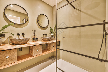 现代洗手间 有厕所和水槽陶瓷镜子反射财产房子白色龙头制品内阁架子图片