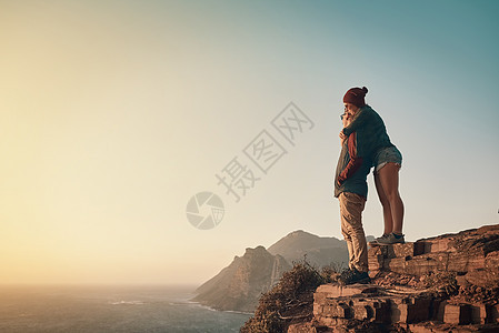 这景色令人难以置信 一对情侣从山顶上看风景时 拍了整整一张照片图片