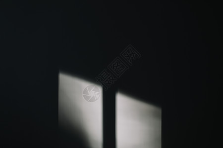 窗面 单色 黑白两色的白色墙上的抽象建筑影子和灯光图片