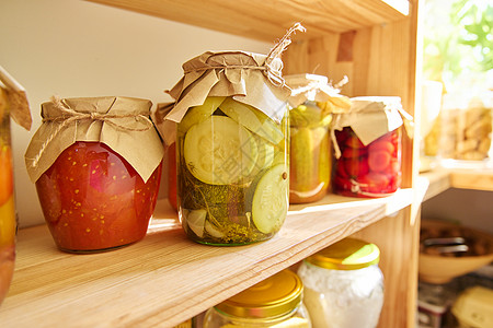 食品储存在厨房的储藏室内阁烹饪地窖玻璃小吃蔬菜黄瓜罐子贮存发酵图片