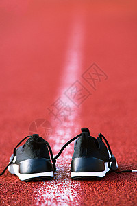 红车道上的水手运动鞋锻炼运动装阳光体育场运动女孩跑步赛跑者男性慢跑者图片