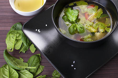 托斯卡纳菜汤和虫盘子食物敷料土豆食谱肉汤制品勺子洋葱茄子图片