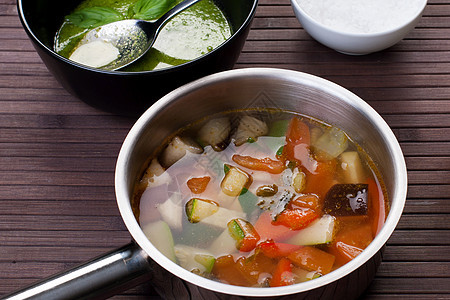 托斯卡纳菜汤和虫勺子美食蔬菜食物厨师肉汤制品陶瓷茄子土豆图片