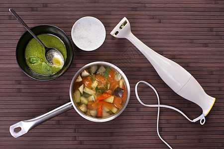 托斯卡纳菜汤和虫食物芹菜搅拌机食谱烹饪盘子豆子菠菜香蒜美食图片