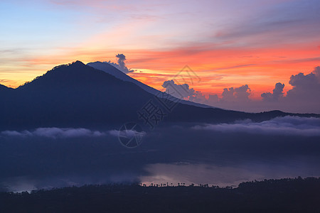 飞骑踏尘破晨雾活跃火山 从印度尼西亚巴厘巴图尔山顶上升起火山口国家地标太阳爬坡顶峰天空全景植物远足背景