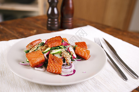 红菜和菠菜加萝卜的灰色鲑鱼 在白色盘子上供餐美食海鲜桌子饮食鱼片黄瓜沙拉蔬菜餐厅食物图片