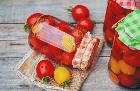 保护自制西红柿 食物 选择性重点桌子蔬菜装罐瓶装乡村玻璃胡椒盐渍厨房烹饪图片