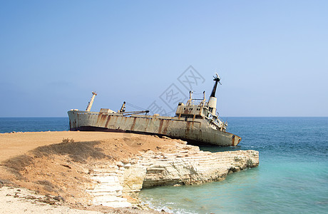 北塞浦路斯废弃船只在塞浦路斯海滩附近停靠 Rusty船在海岸附近搁浅太阳货轮沉船天空货物夕阳波浪珊瑚游客洞穴背景