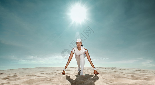 强壮的女子短跑运动员 开始穿着白色运动服在沙漠中奔跑 健身和运动动机 带有复制空间的赛跑者概念图片