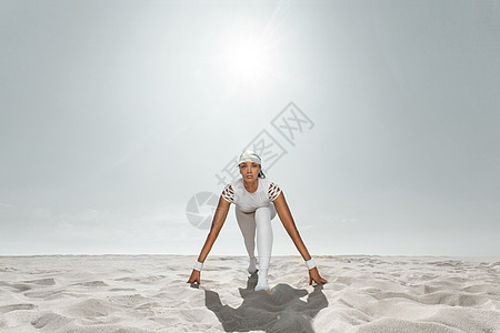 适合女子短跑运动员 开始穿着白色运动服在沙漠中奔跑 健身和运动动机 带有复制空间的赛跑者概念图片