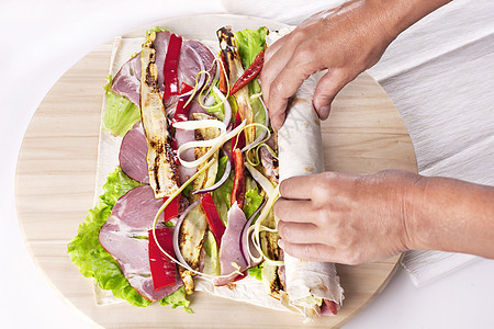 健康沙拉托蒂拉包装沙拉熏肉黄瓜宏观盘子胡椒小吃美食午餐面包图片