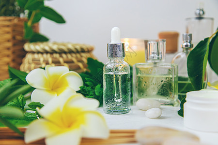 背景温泉化妆品 油料和草药 有选择的焦点奶油洗澡卫生皮肤瓶子产品叶子草本植物植物身体图片