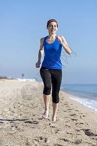 在靠近水的海滩上慢跑的妇女视线女士活力成人马尾辫运动头巾运动员阳光海滨女性图片