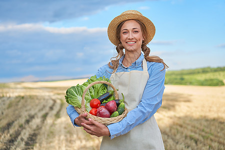 女农民草帽围裙站在农田微笑女农学家专家农业综合企业快乐积极的白人工人农业领域收获小麦场地生态生长采摘土地沙拉农场帽子背景图片