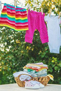 洗婴儿衣物 在新鲜空气中干枯床单 有选择的焦点母亲衣夹生活棉布亚麻母性乐趣孩子购物衣服图片