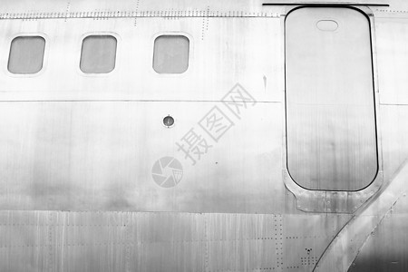 白色金属表面飞机的视窗 有紧急出口安全逃生装置图片