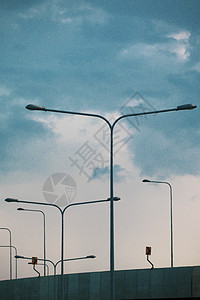 led路灯一排街灯/灯映衬着蓝天 LED道路照明 道路照明灯杆 很多路灯映衬着蓝天 带灯的金属杆 道路建设背景