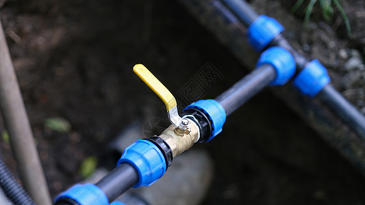 水管电线与PVC管道连接的水阀门背景