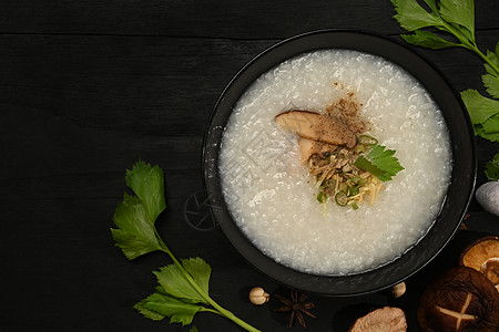 大米粥 大米锅或加蘑菇 切姜和菜煮早餐或轻餐的炖饭图片素材