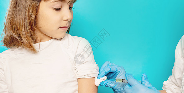 儿童被注射到手臂上 有选择的焦点疾病孩子药品注射器儿科免疫治疗婴儿医生抗生素图片