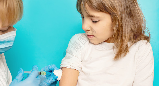儿童被注射到手臂上 有选择的焦点病人注射器疾病医院医生感染抗生素保健儿科免疫图片