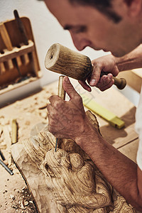做点有意义的事 一个艺术家从木头上雕刻的东西的剪裁镜头图片