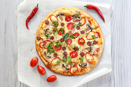 新鲜自制披萨 番茄 腊肠 奶酪和蘑菇红色香肠美食桌子午餐食物香菜胡椒乡村图片