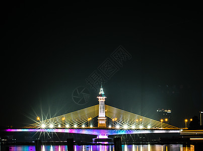 泰国城市夜景与黄昏时分河边摩天大楼和桥梁的美丽倒影 桥的城市景观视图穿过湄南河纪念碑照明反射电缆旅行建筑学建筑路灯建筑物灯光图片