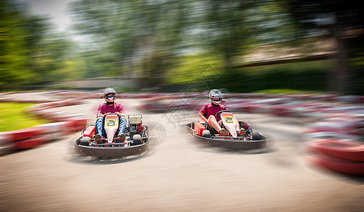 Go kart 速度驱动赛跑运动比赛 动作模糊效果大车装车优胜者竞赛驾驶冒险乐趣车辆头盔赛车图片