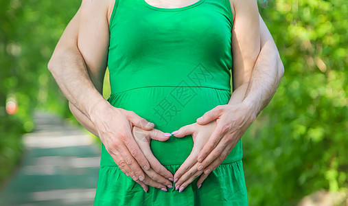 怀孕女人和男人 有选择的焦点婴儿身体幸福夫妻父亲妈妈家庭女孩成人母性图片