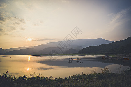 高山 天空和河流在安静凉爽的氛围中 相似的配色方案 蓝色山脉的景色与湖中的倒影 泰国素可泰湖附近蓝山景观旅行阳光池塘风景全景反射图片