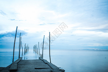 蓝色海中木桥的长照照片图片