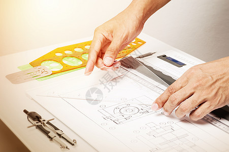 使用工业绘图工具的技师过滤三角板技术员建筑学塑料绘画铅笔项目建筑师教育图片