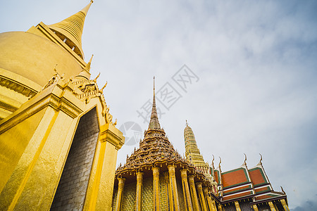 翡翠佛塔翡翠佛寺的黄金图帕 泰国曼谷地标佛塔宗教蓝色建筑学金子仪式建筑雕像吸引力背景